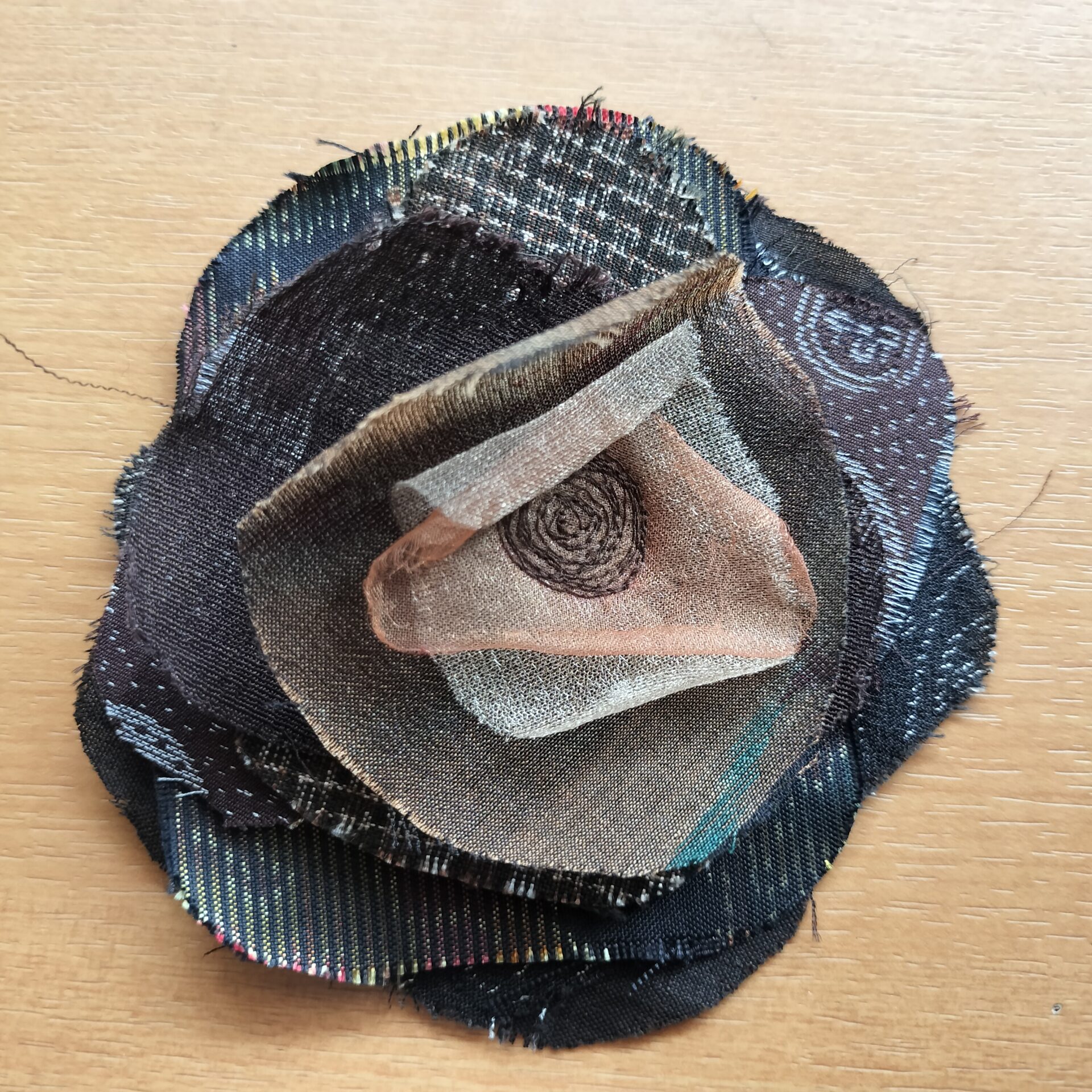 着物端布でできるお洒落なお花のブローチ